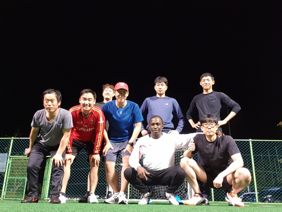 친구들과 함께.jpg